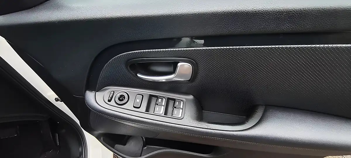 Used 2017 Kia Carens 2 White - Interior and Exterior details 10