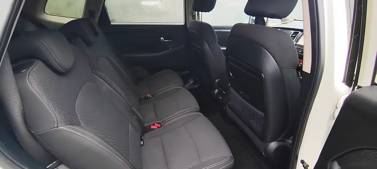 Used 2017 Kia Carens 2 White - Interior and Exterior details 12