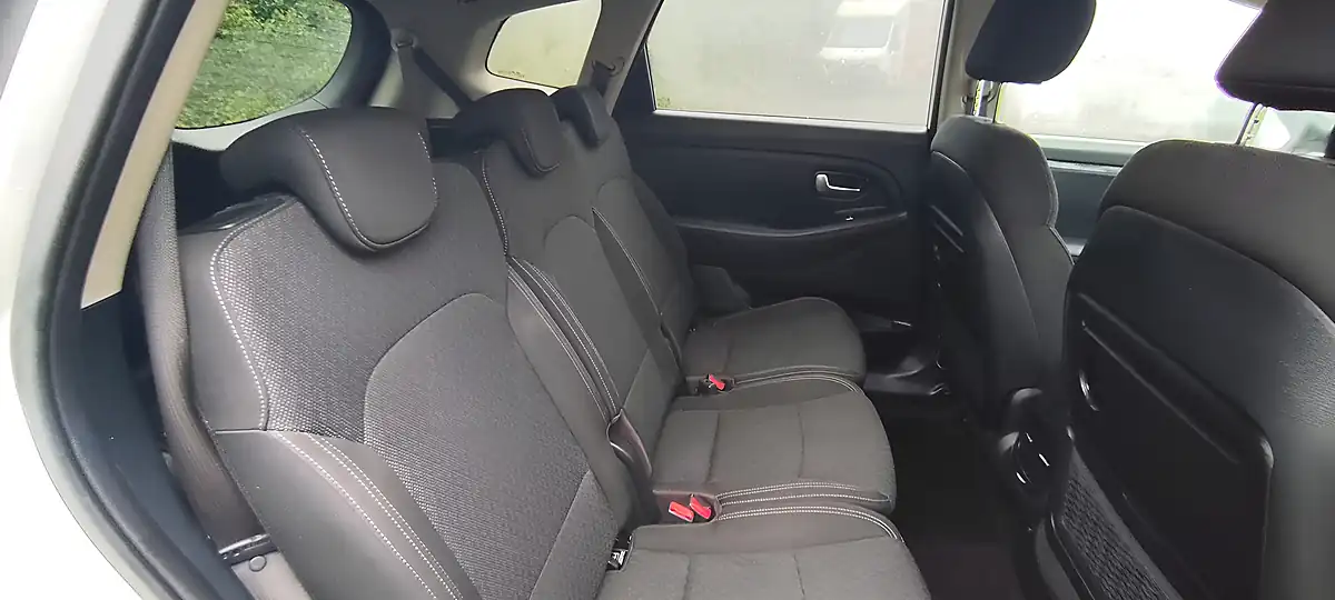 Used 2017 Kia Carens 2 White - Interior and Exterior details 13