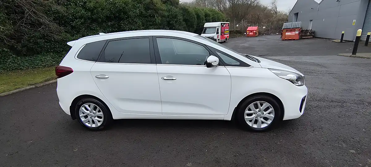 Used 2017 Kia Carens 2 White - Interior and Exterior details 6