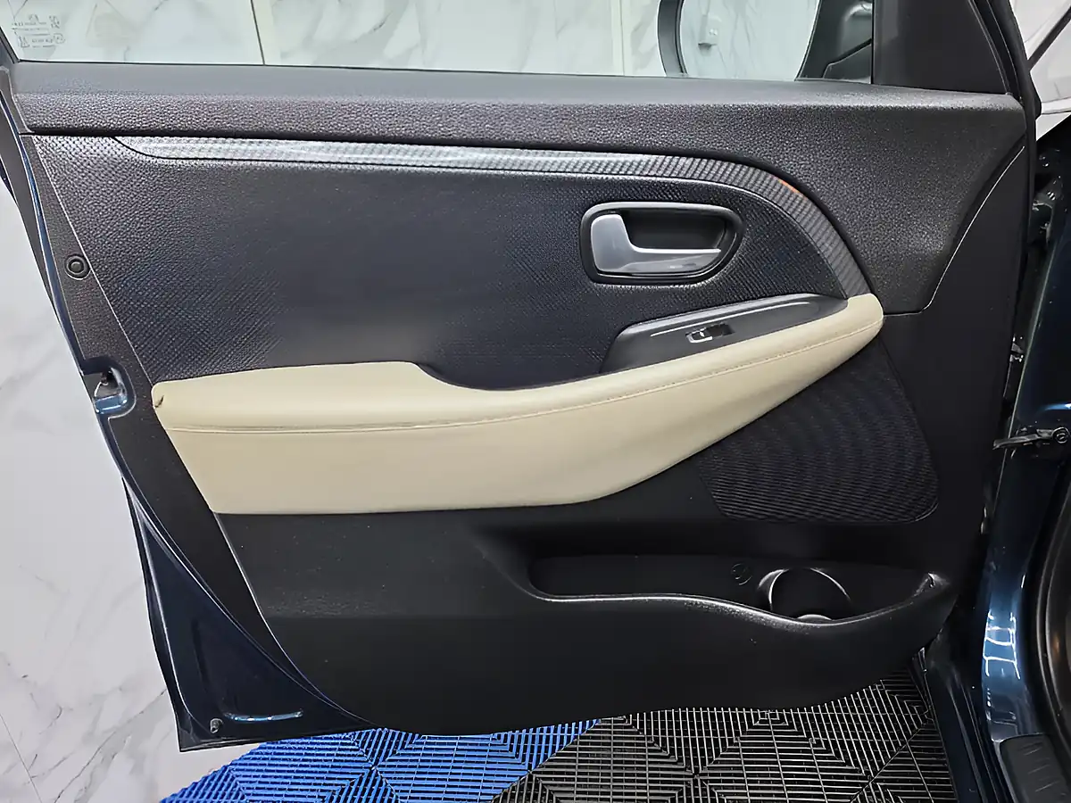 Used 2017 Kia Carens 3 Blue - Interior and Exterior details 18