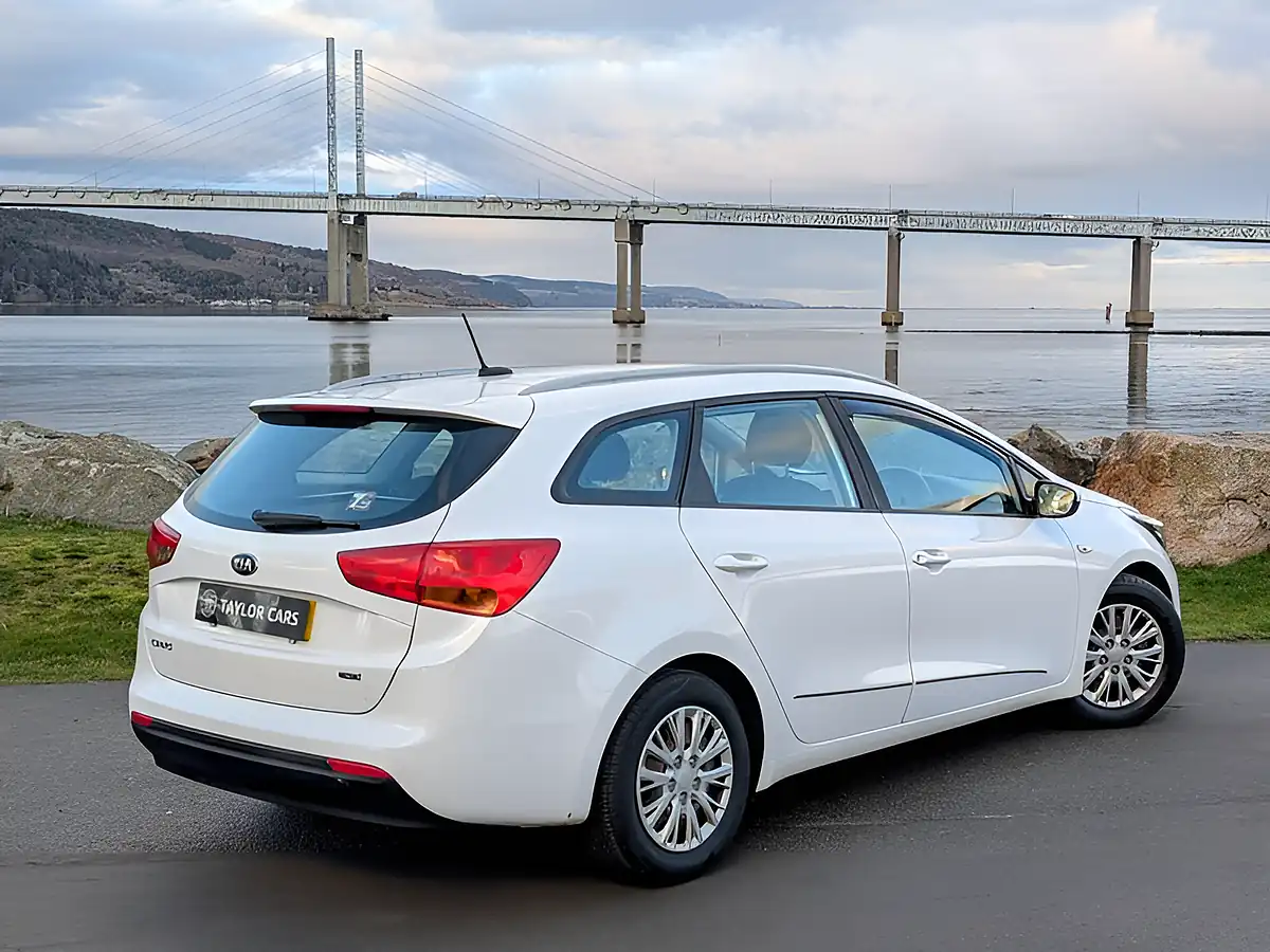 Used 2017 Kia Ceed 1 Sportswagon White - Interior and Exterior details 5