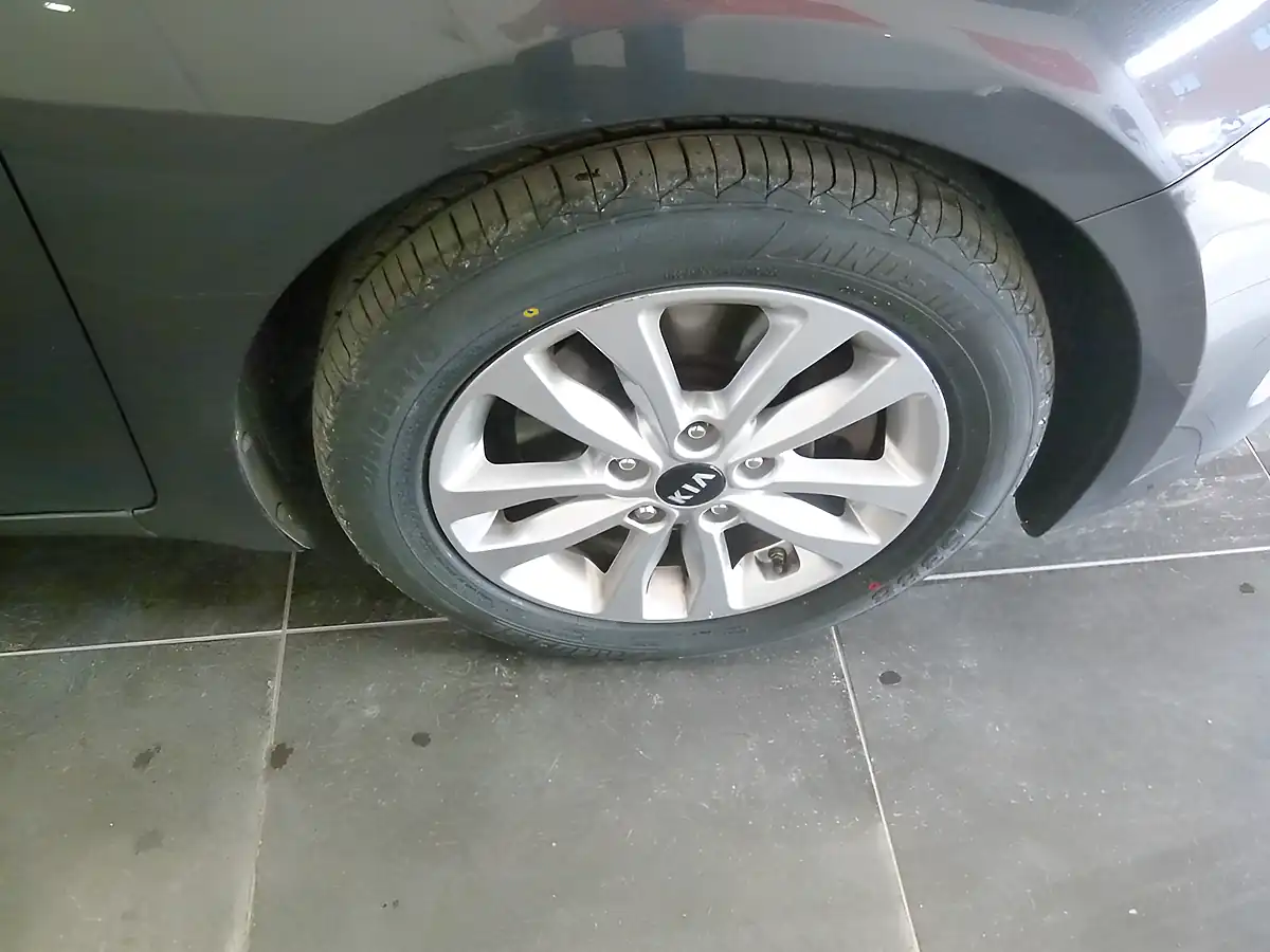 Used 2017 Kia Ceed 2 Isg Auto Silver - Interior and Exterior details 12