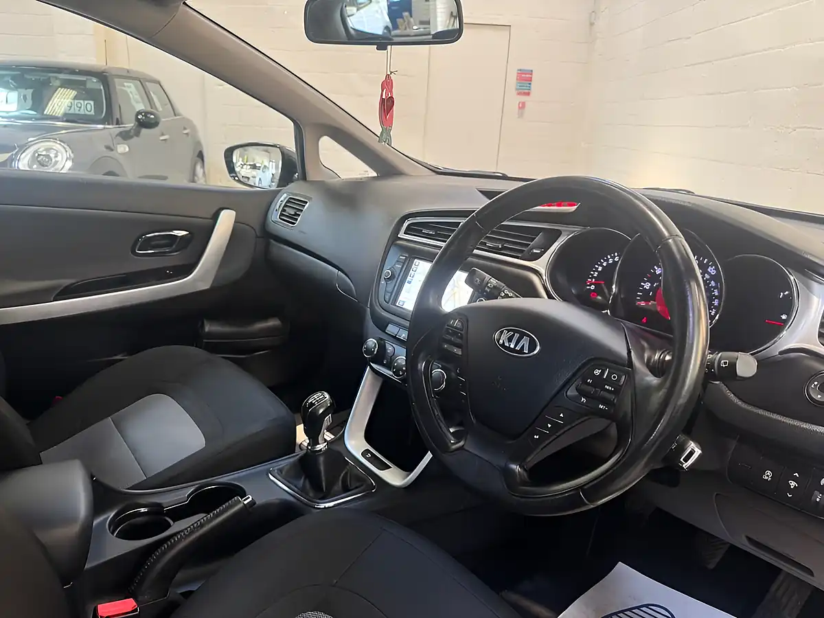 Used 2017 Kia Ceed 2 Silver - Interior and Exterior details 15