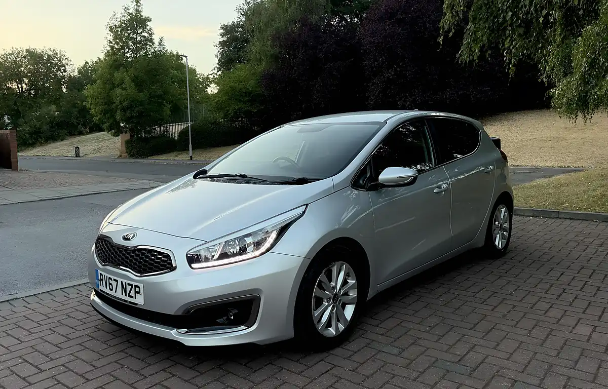 Used 2017 Kia Ceed 2 Silver - Interior and Exterior details 10