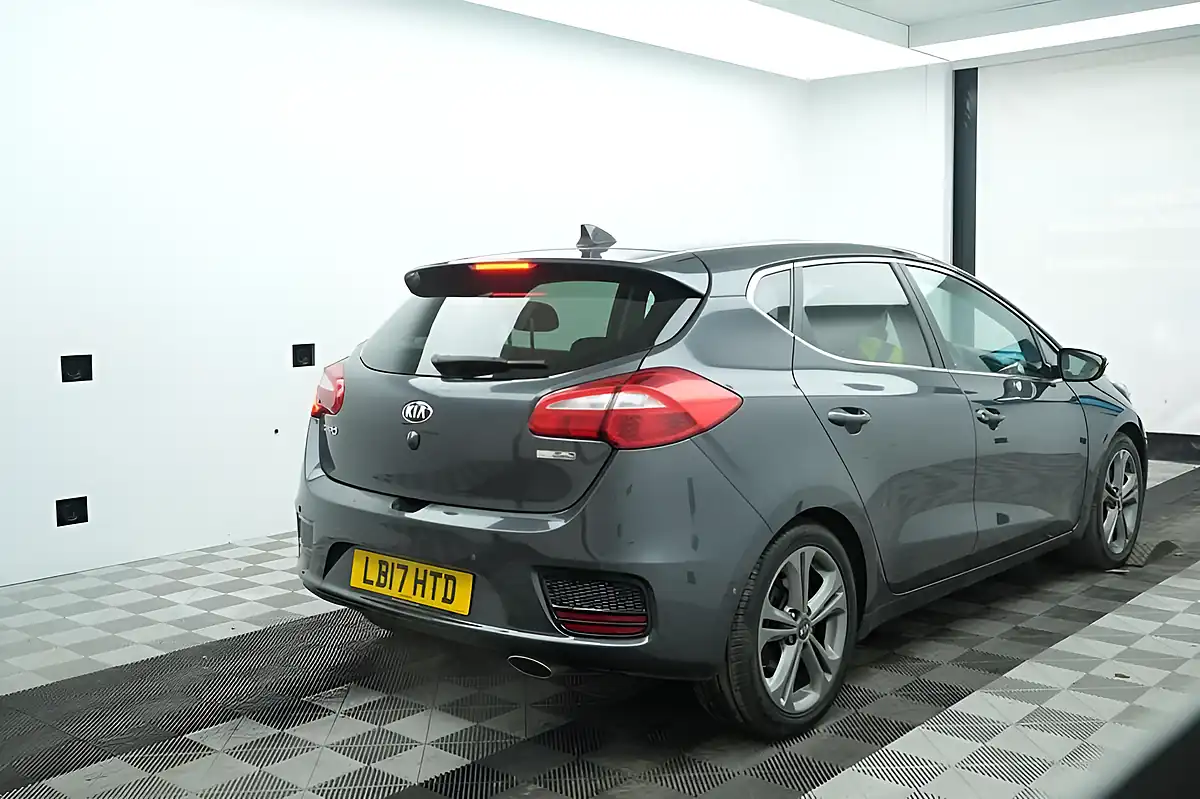 Used 2017 Kia Ceed 3 Silver - Interior and Exterior details 17