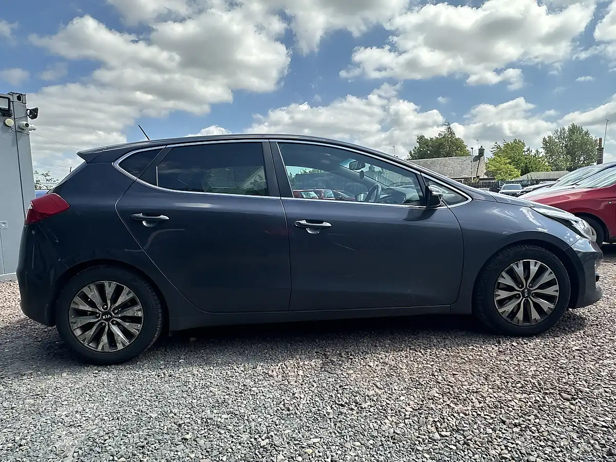 Used 2017 Kia Ceed 3 Silver - Interior and Exterior details 16
