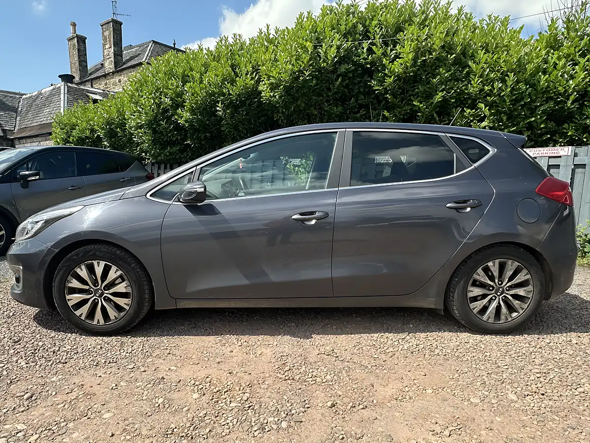 Used 2017 Kia Ceed 3 Silver - Interior and Exterior details 8