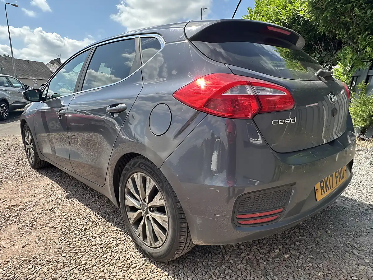 Used 2017 Kia Ceed 3 Silver - Interior and Exterior details 9