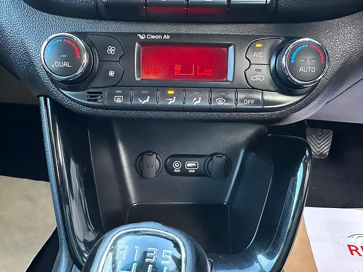 Used 2017 Kia Ceed 3 Silver - Interior and Exterior details 17