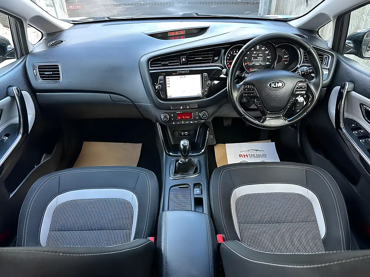 Used 2017 Kia Ceed 3 Silver - Interior and Exterior details 4