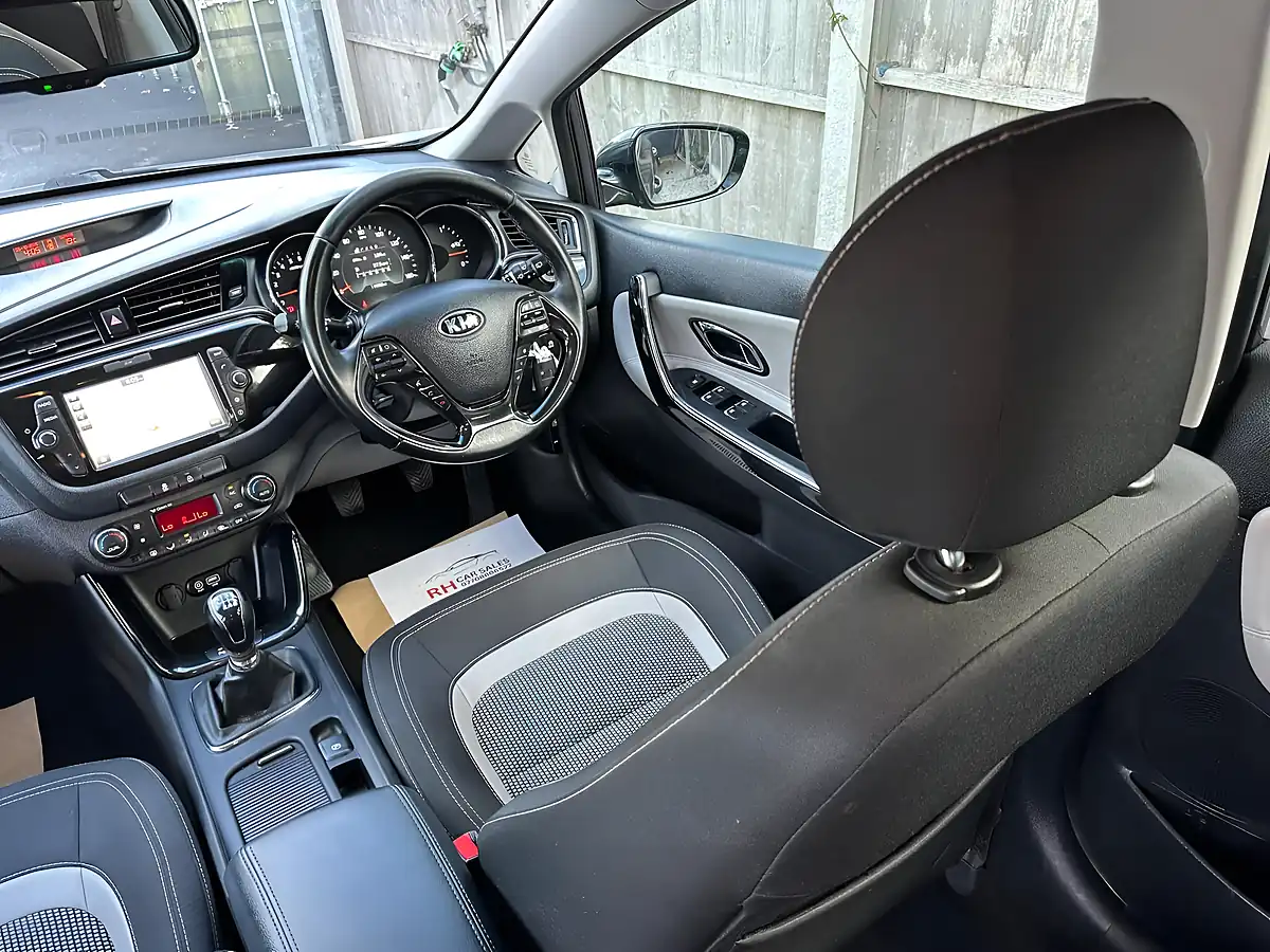 Used 2017 Kia Ceed 3 Silver - Interior and Exterior details 5