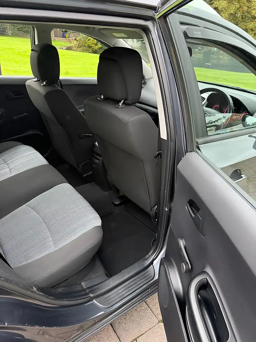 Used 2017 Kia Ceed Ecodynamics 2 Sports Wagon Grey - Interior and Exterior details 14