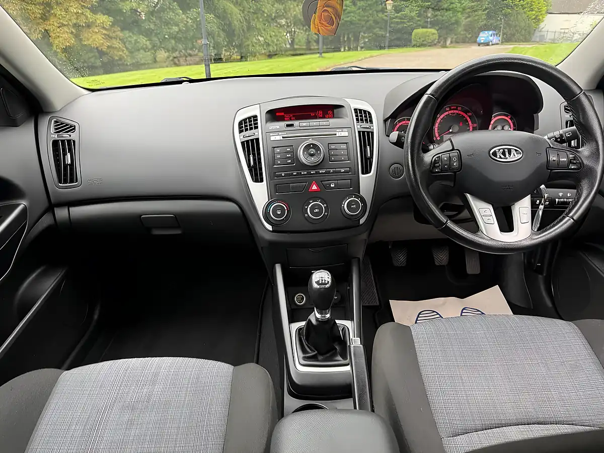 Used 2017 Kia Ceed Ecodynamics 2 Sports Wagon Grey - Interior and Exterior details 16
