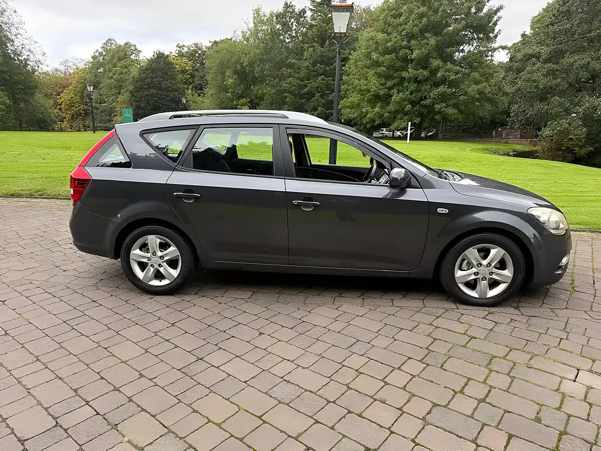 Used 2017 Kia Ceed Ecodynamics 2 Sports Wagon Grey - Interior and Exterior details 3