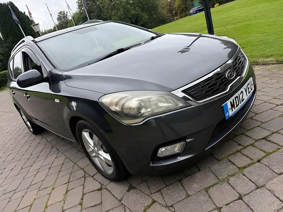 Used 2017 Kia Ceed Ecodynamics 2 Sports Wagon Grey - Interior and Exterior details 4