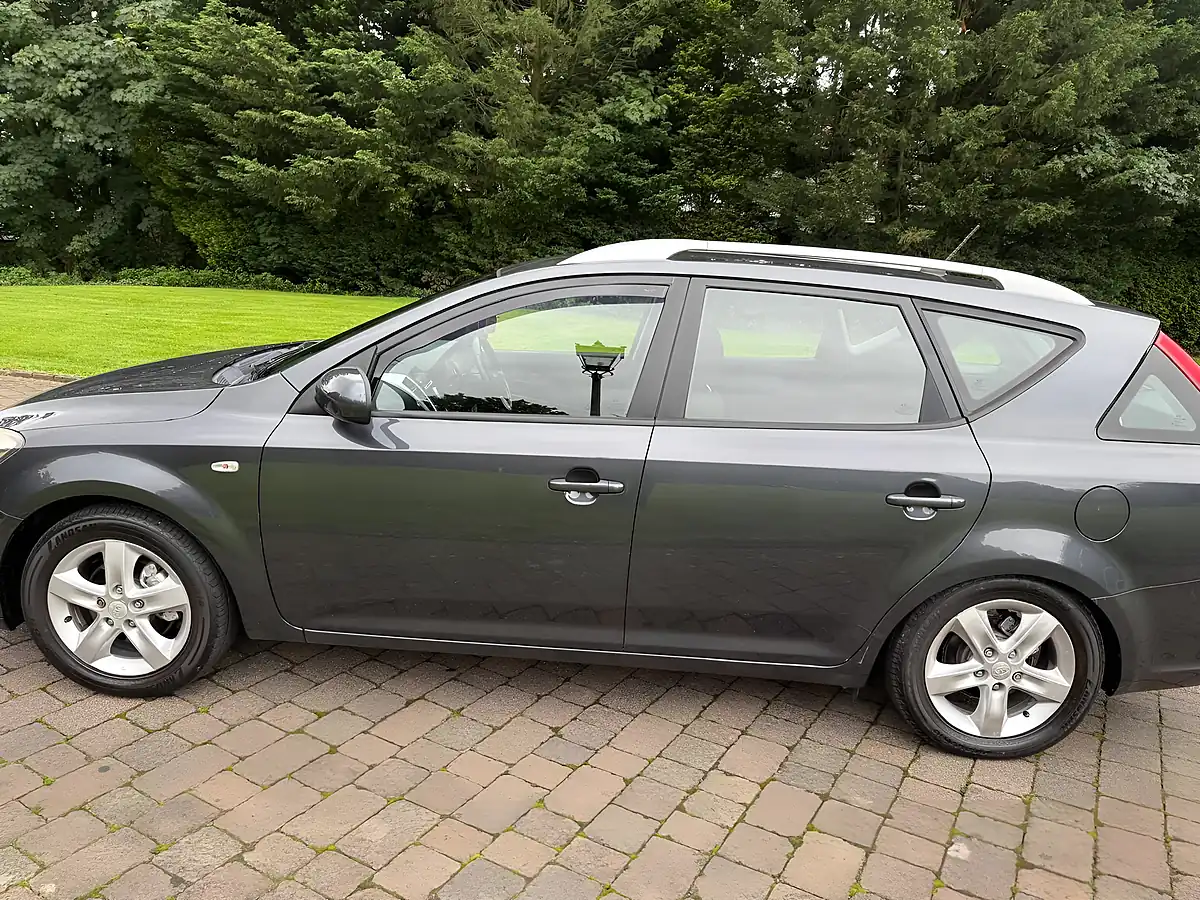 Used 2017 Kia Ceed Ecodynamics 2 Sports Wagon Grey - Interior and Exterior details 8