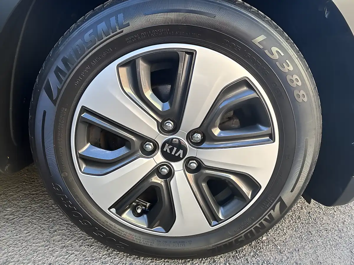 Used 2017 Kia Niro 2 Black - Interior and Exterior details 19