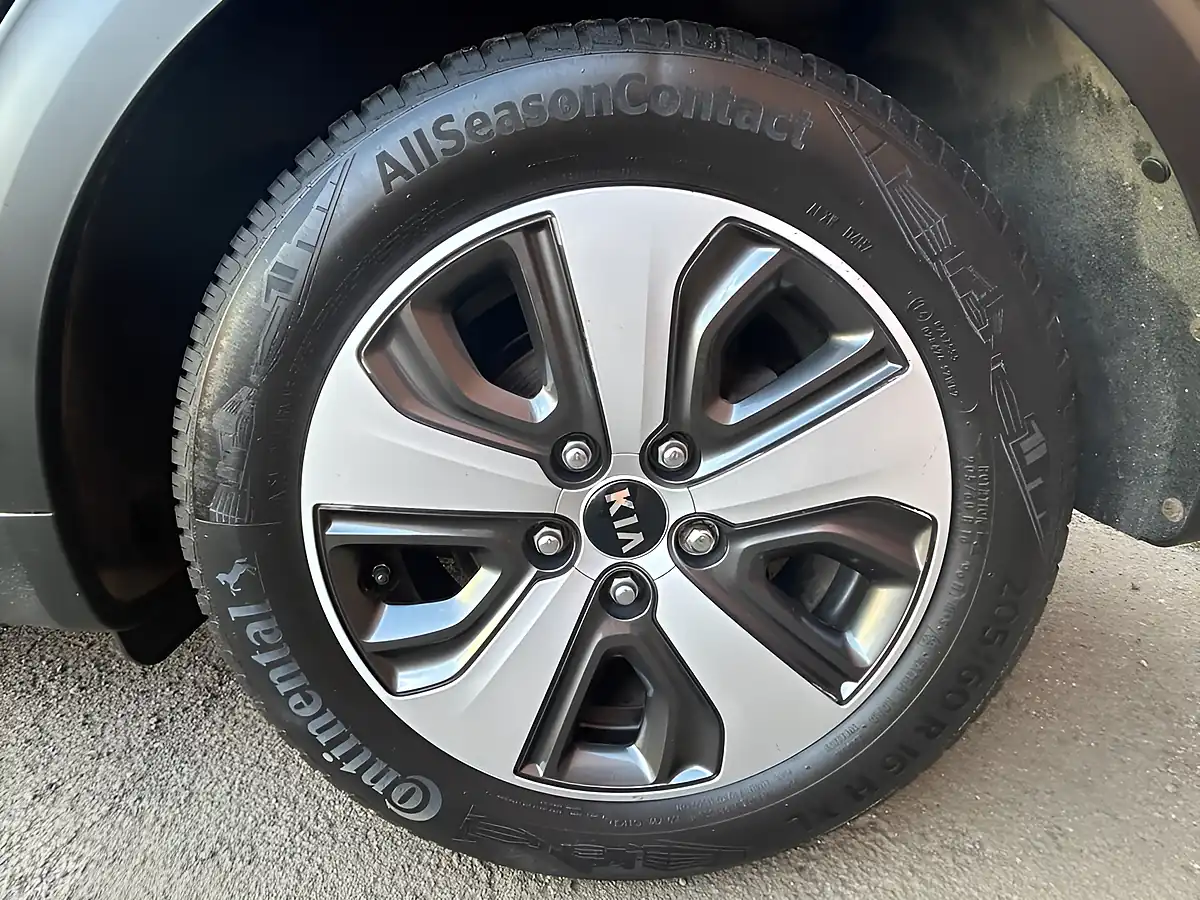 Used 2017 Kia Niro 2 Black - Interior and Exterior details 20