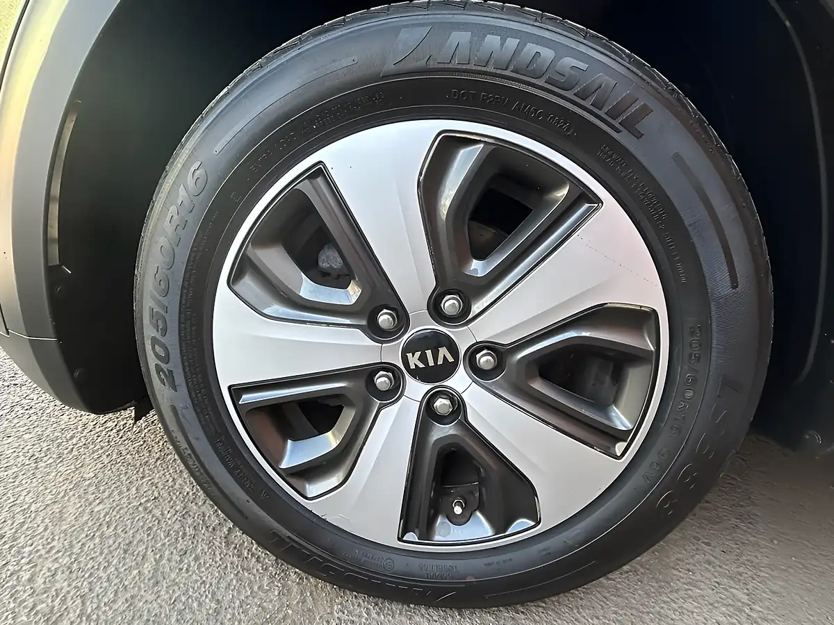 Used 2017 Kia Niro 2 Black - Interior and Exterior details 4