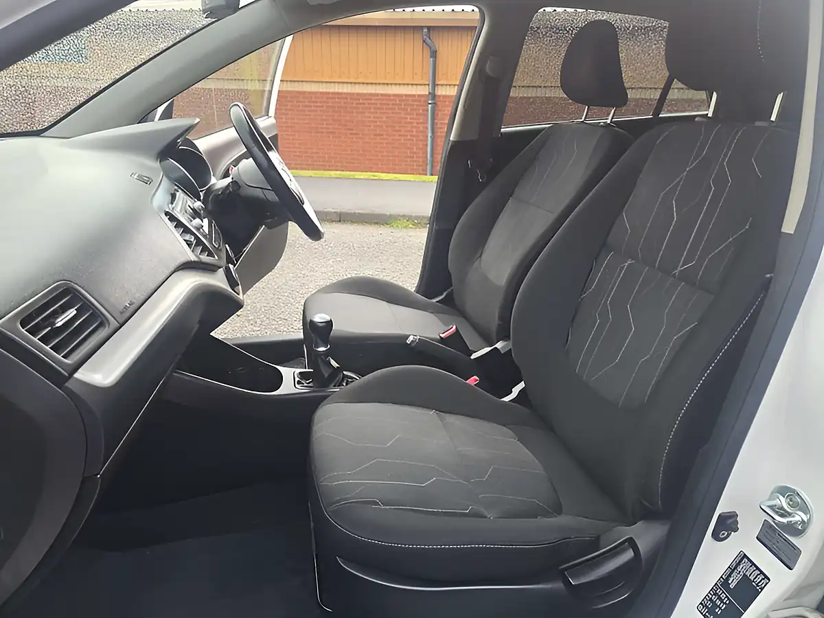 Used 2017 Kia Picanto Se White - Interior and Exterior details 11