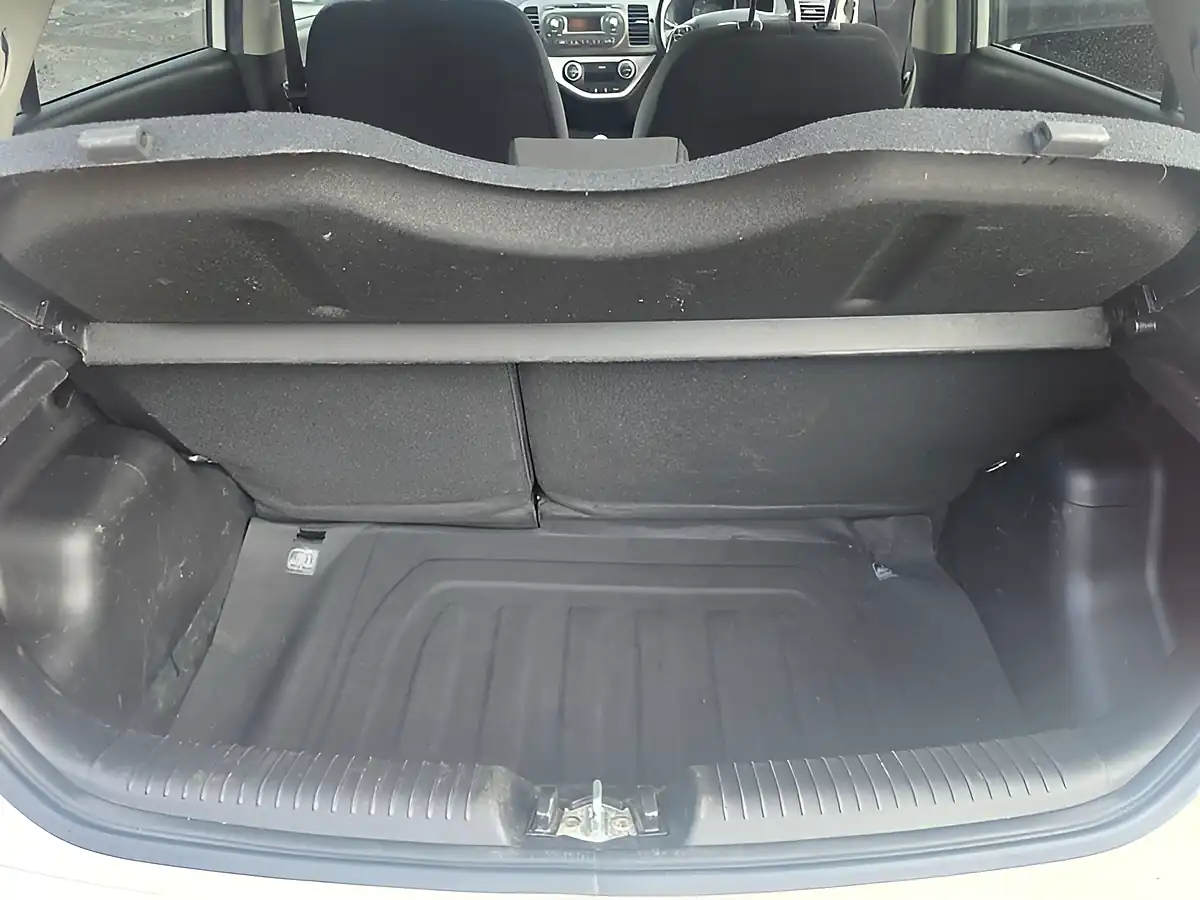 Used 2017 Kia Picanto Se White - Interior and Exterior details 19