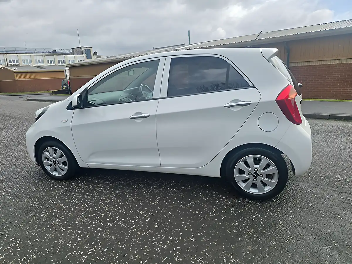 Used 2017 Kia Picanto Se White - Interior and Exterior details 7