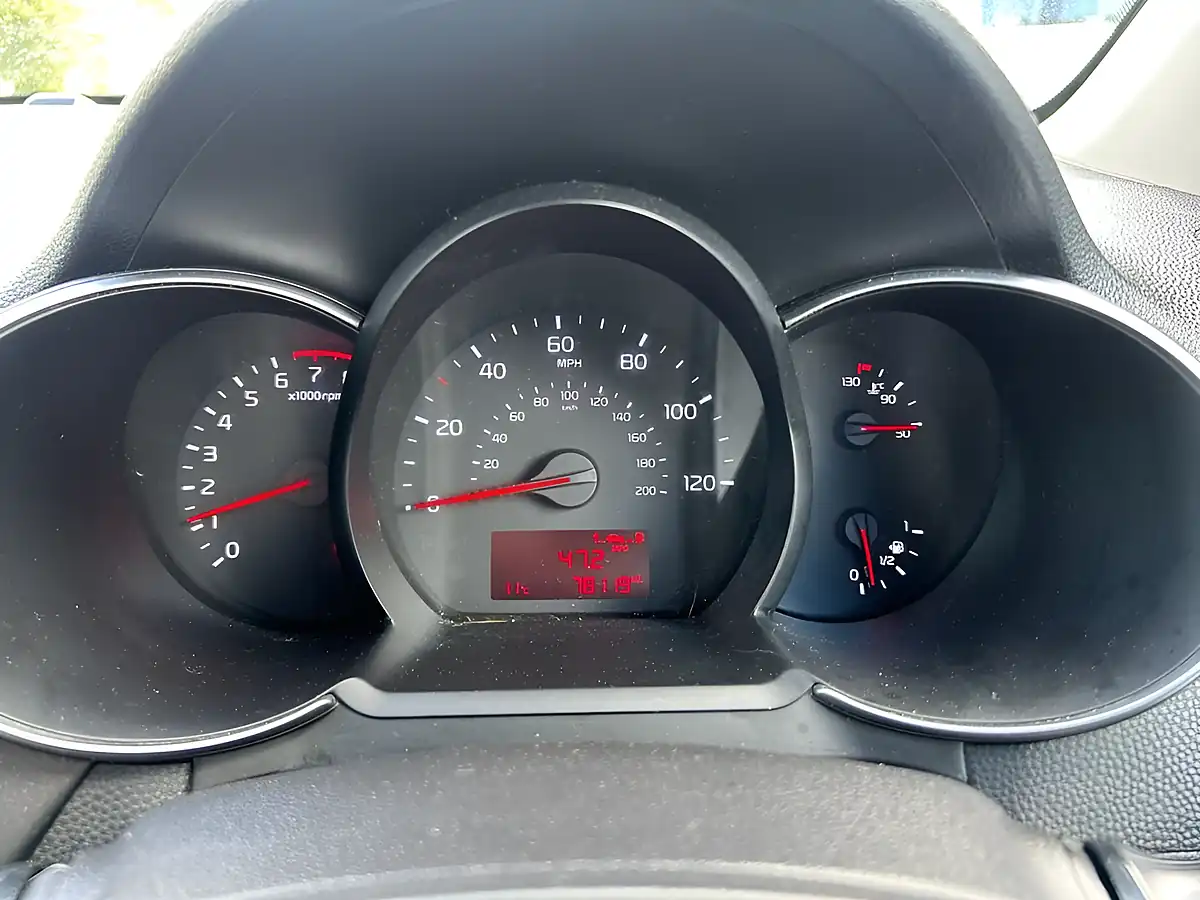 Used 2017 Kia Picanto Se White - Interior and Exterior details 10