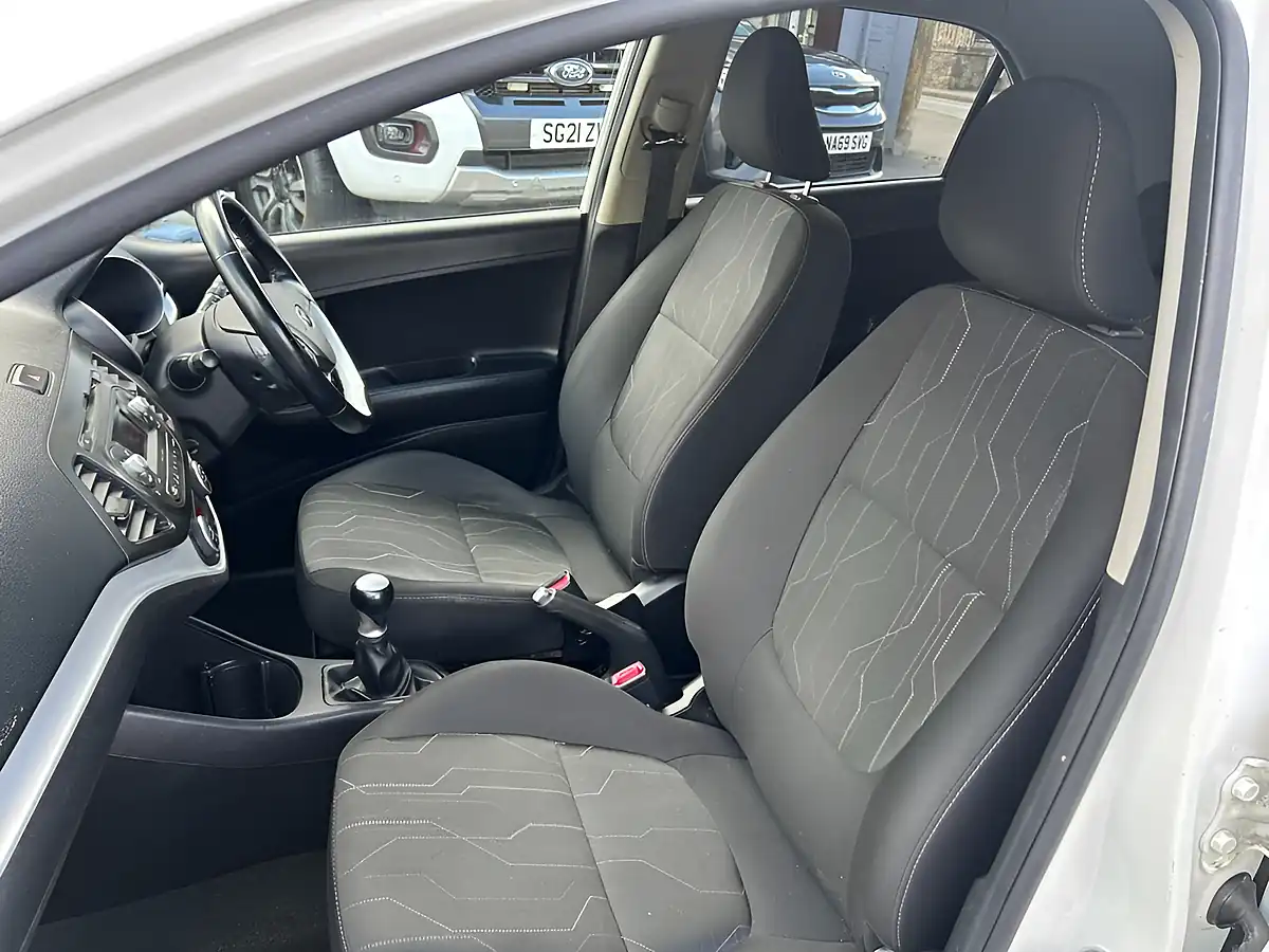 Used 2017 Kia Picanto Se White - Interior and Exterior details 11