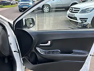 Used 2017 Kia Picanto Se White - Interior and Exterior details 12