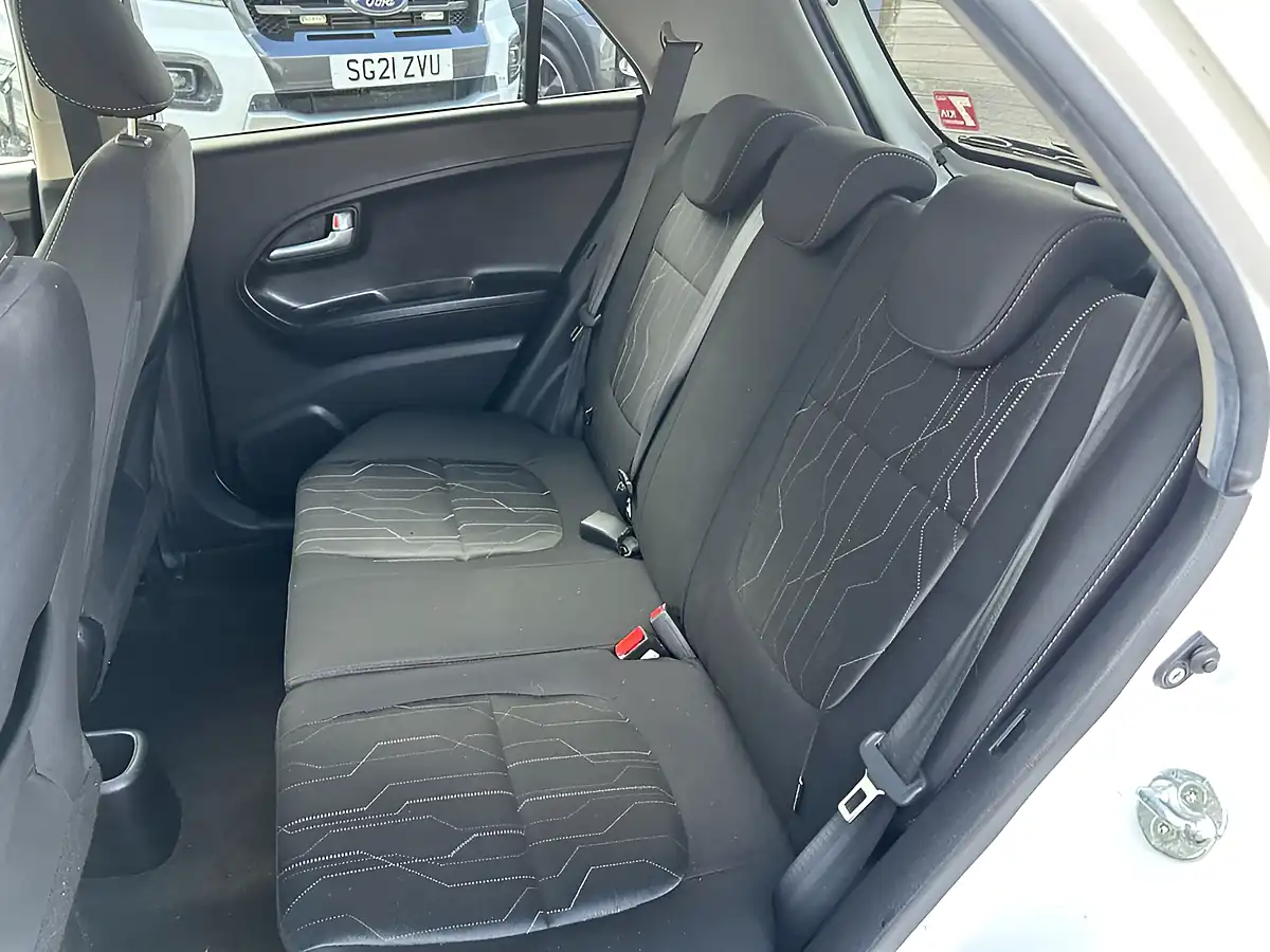 Used 2017 Kia Picanto Se White - Interior and Exterior details 14