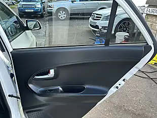 Used 2017 Kia Picanto Se White - Interior and Exterior details 15