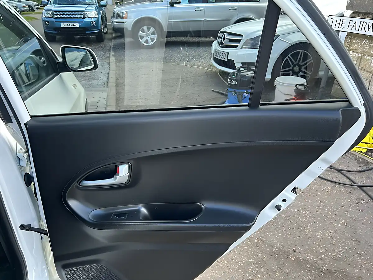 Used 2017 Kia Picanto Se White - Interior and Exterior details 15