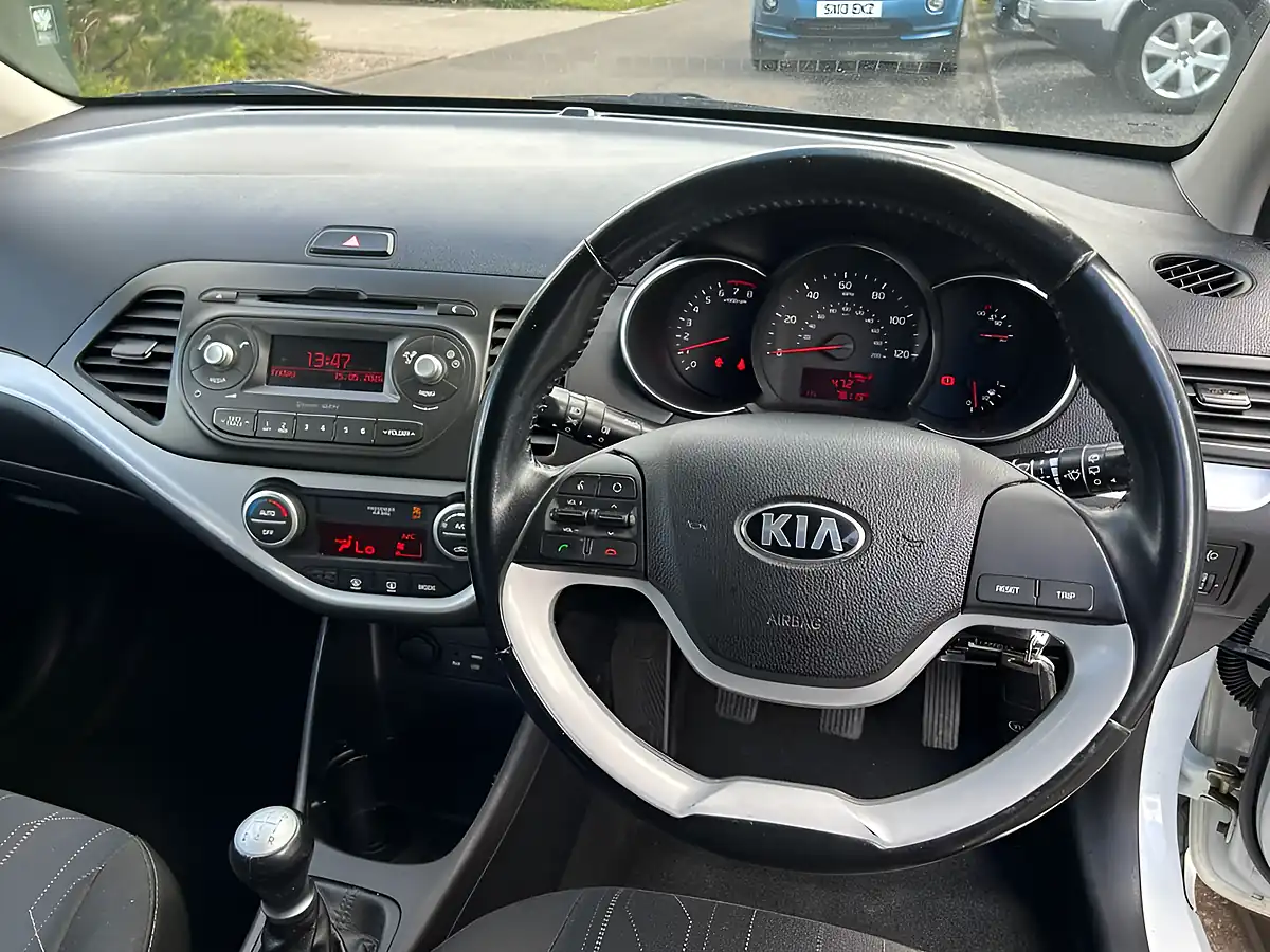 Used 2017 Kia Picanto Se White - Interior and Exterior details 9