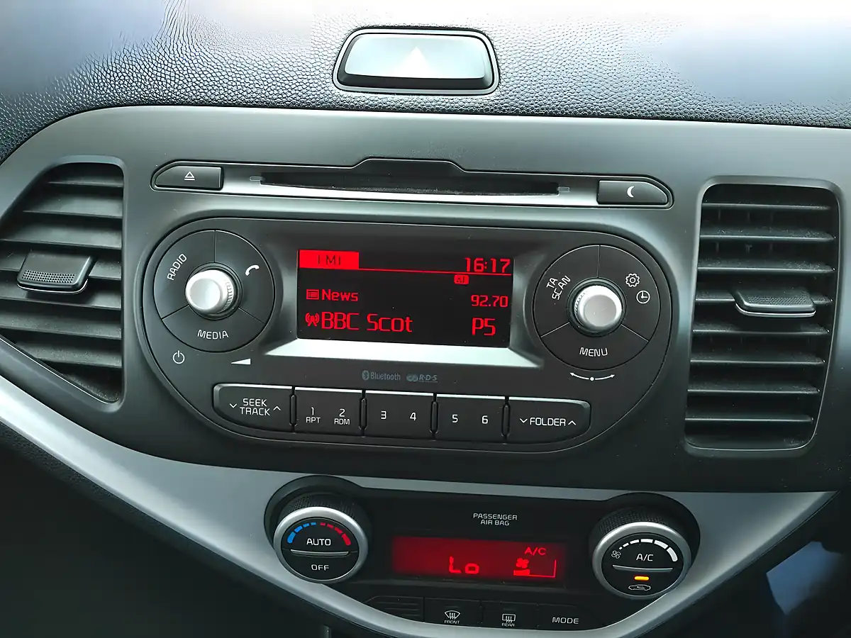 Used 2017 Kia Picanto Se Yellow - Interior and Exterior details 16