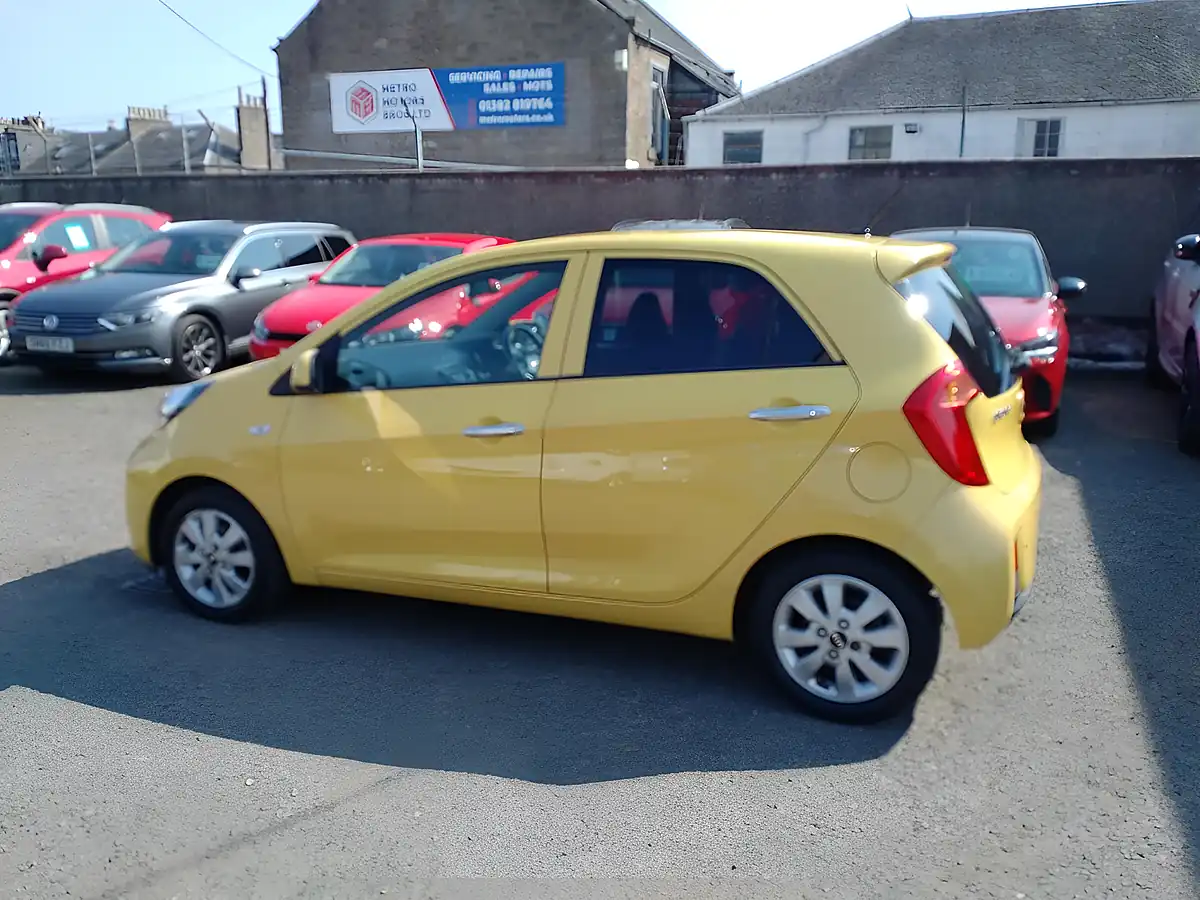 Used 2017 Kia Picanto Se Yellow - Interior and Exterior details 3