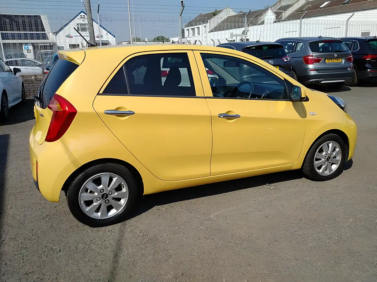 Used 2017 Kia Picanto Se Yellow - Interior and Exterior details 6