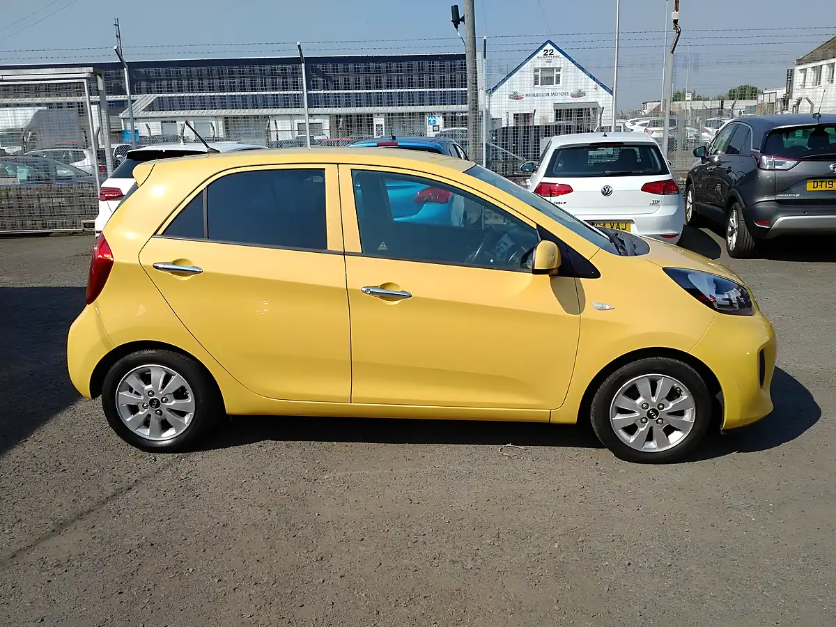 Used 2017 Kia Picanto Se Yellow - Interior and Exterior details 7