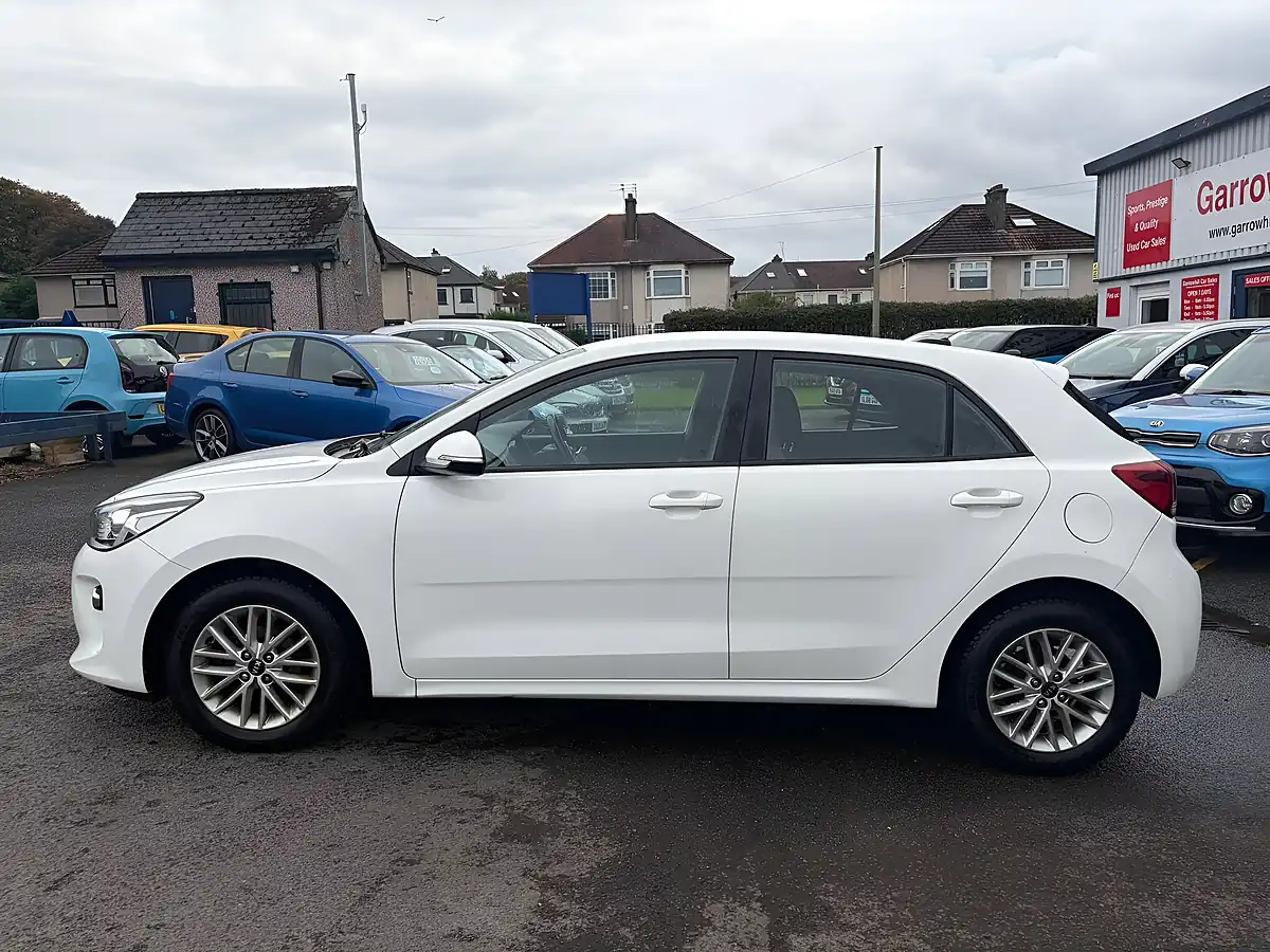 Used 2017 Kia Rio 2 White - Interior and Exterior details 9