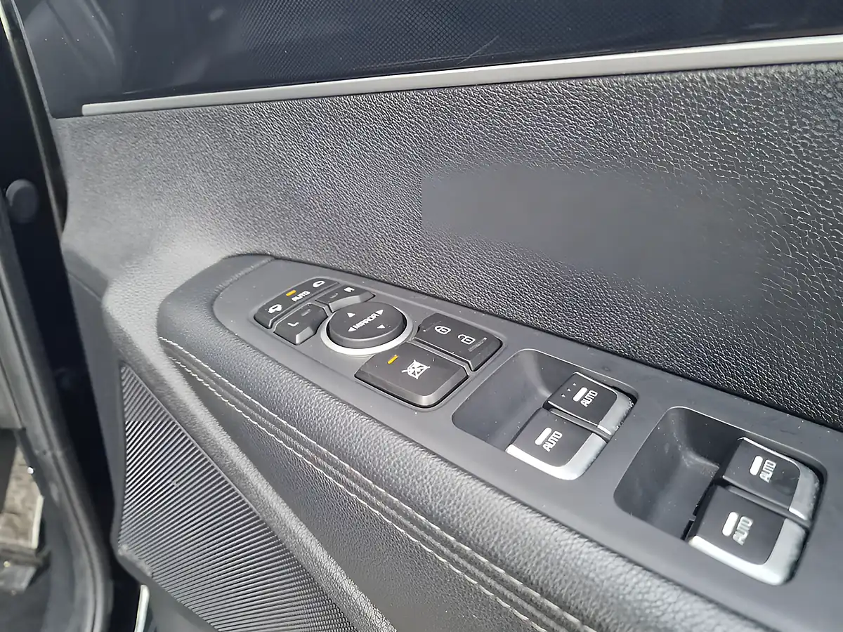 Used 2017 Kia Sorento KX-3 Black - Interior and Exterior details 11