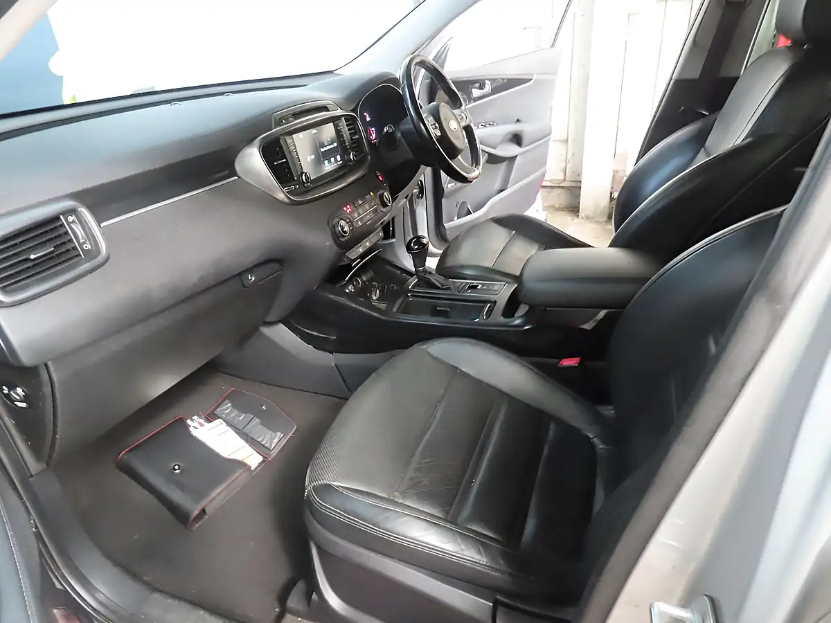 Used 2017 Kia Sorento KX-3 Silver - Interior and Exterior details 7