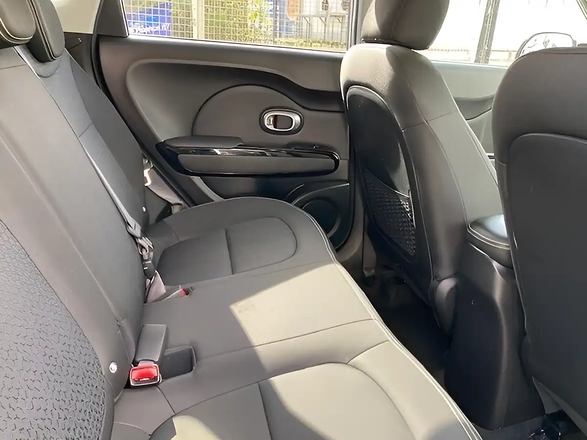 Used 2017 Kia Soul Urban White - Interior and Exterior details 9