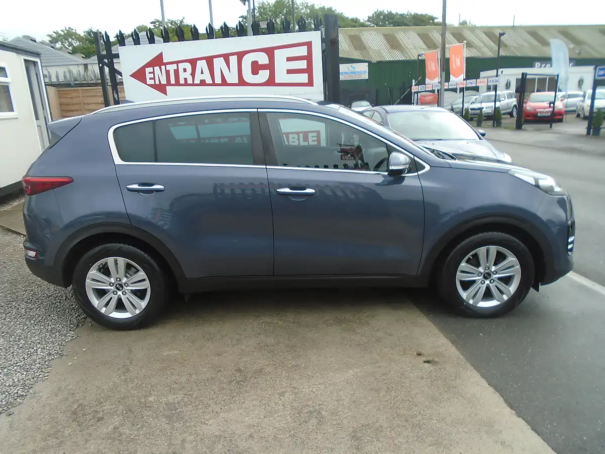 Used 2017 Kia Sportage 2 Blue - Interior and Exterior details 5