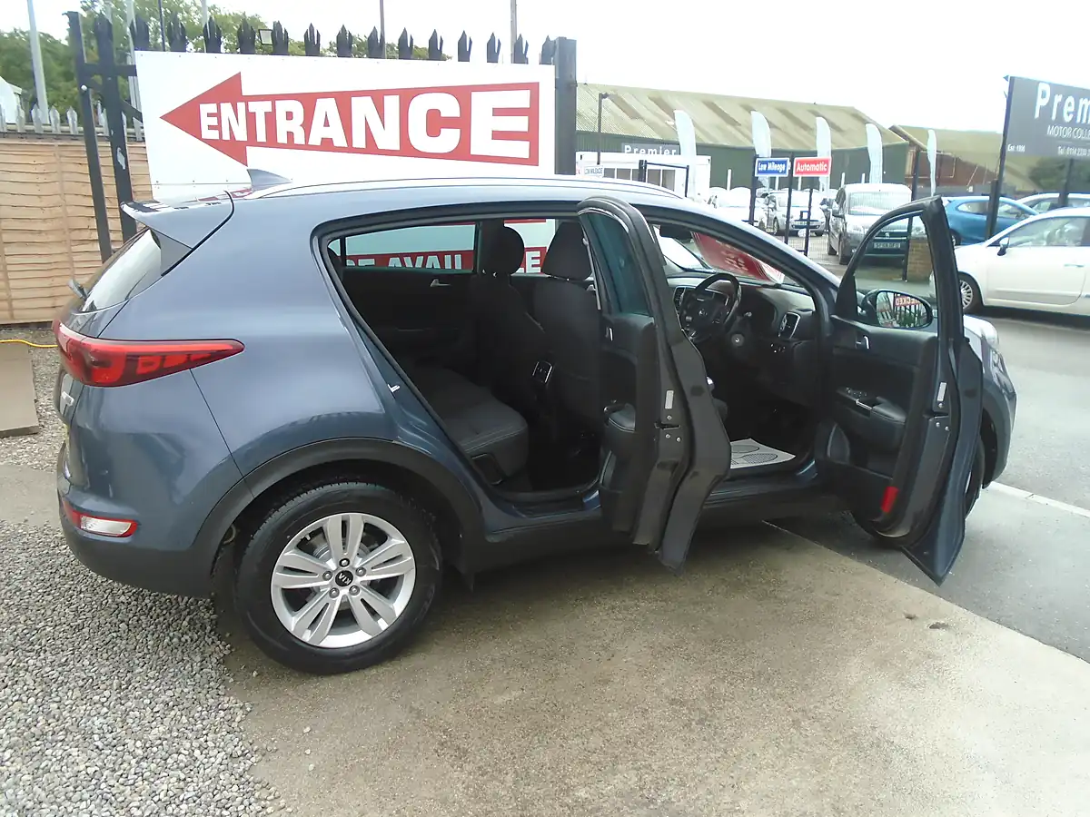 Used 2017 Kia Sportage 2 Blue - Interior and Exterior details 7