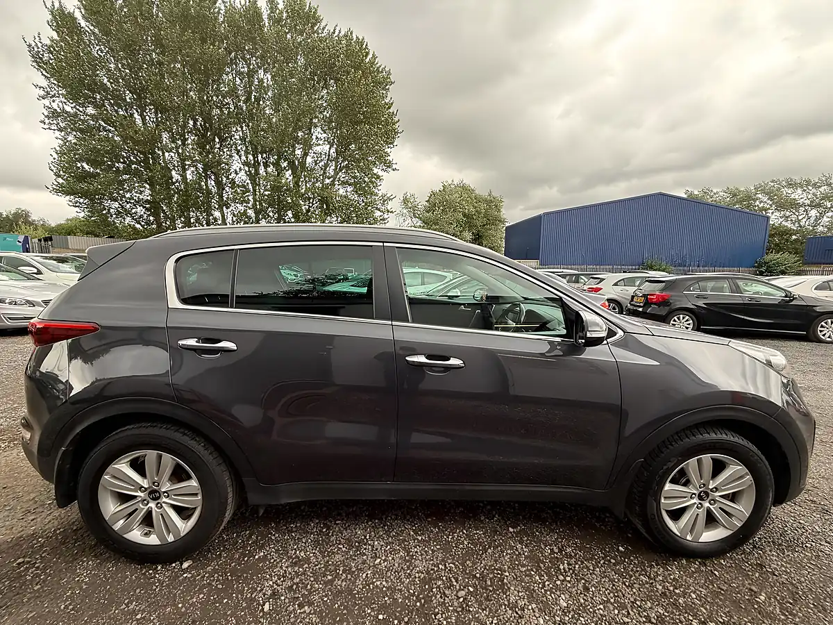 Used 2017 Kia Sportage 2 Silver - Interior and Exterior details 9