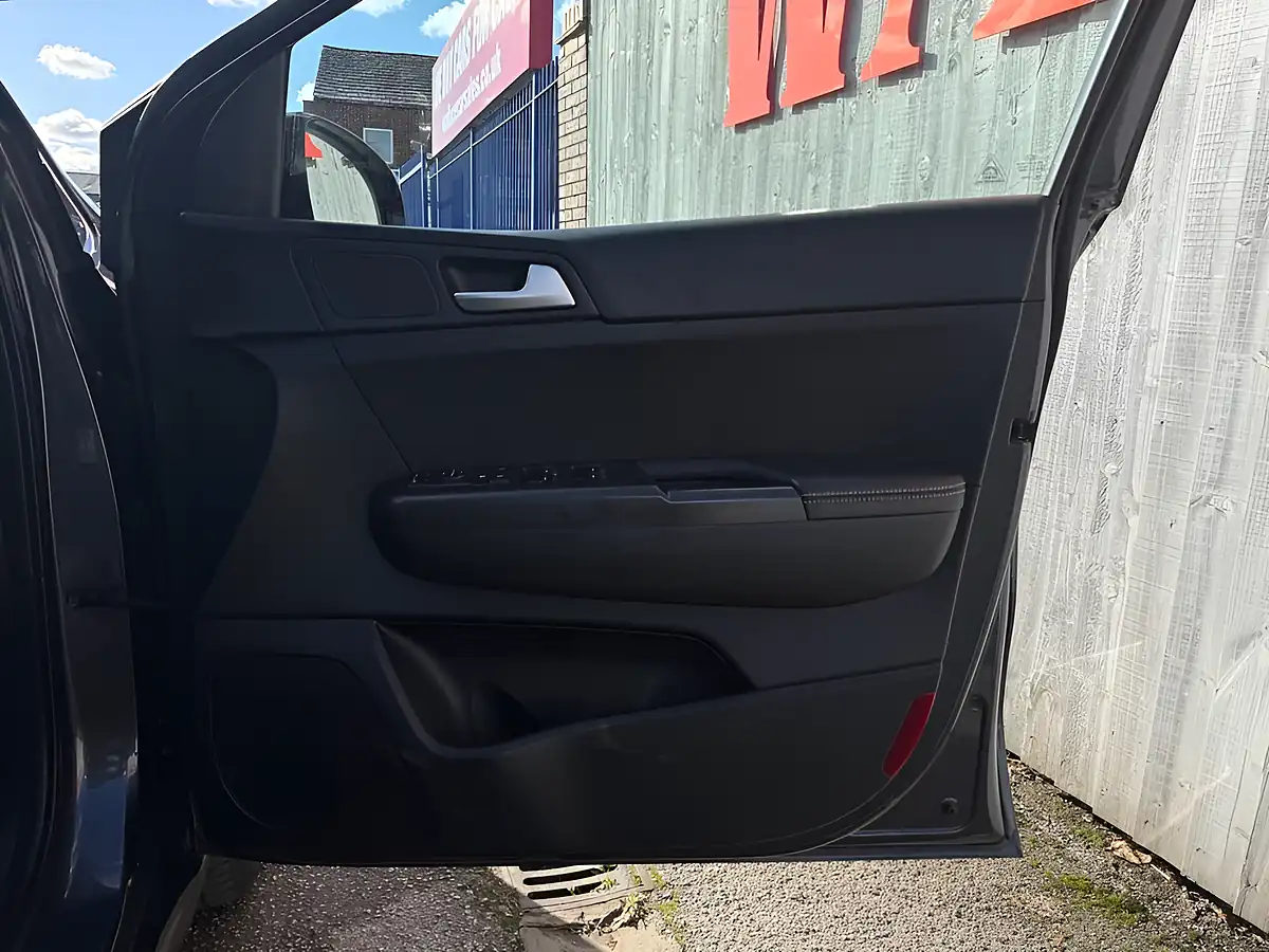 Used 2017 Kia Sportage 2 Silver - Interior and Exterior details 17