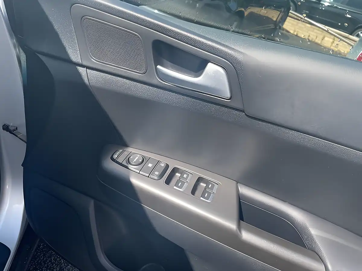 Used 2017 Kia Sportage 2 Silver - Interior and Exterior details 16