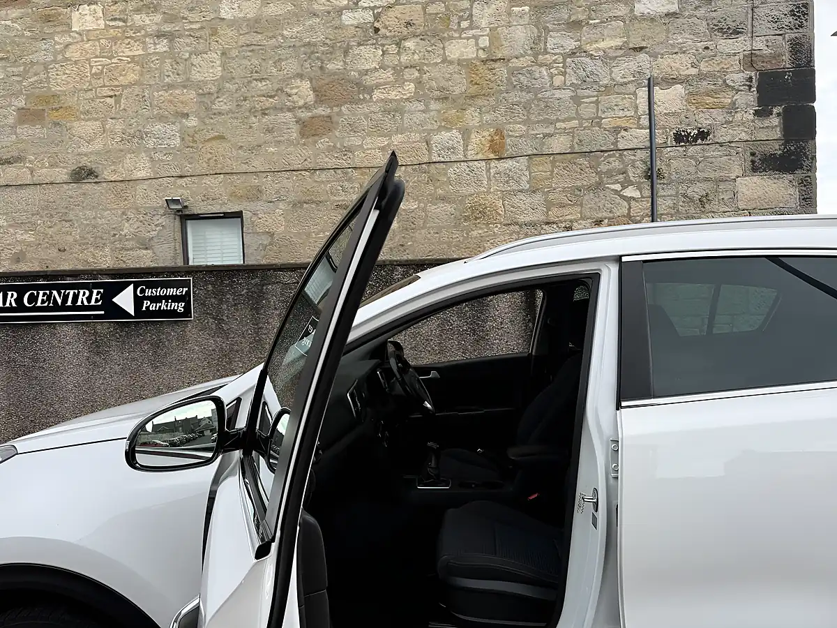 Used 2017 Kia Sportage 2 White - Interior and Exterior details 6