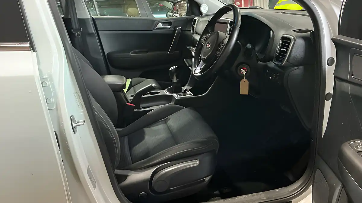 Used 2017 Kia Sportage 2 White - Interior and Exterior details 11