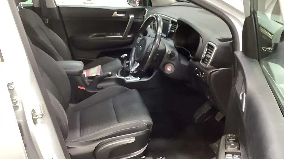 Used 2017 Kia Sportage 2 White - Interior and Exterior details 17